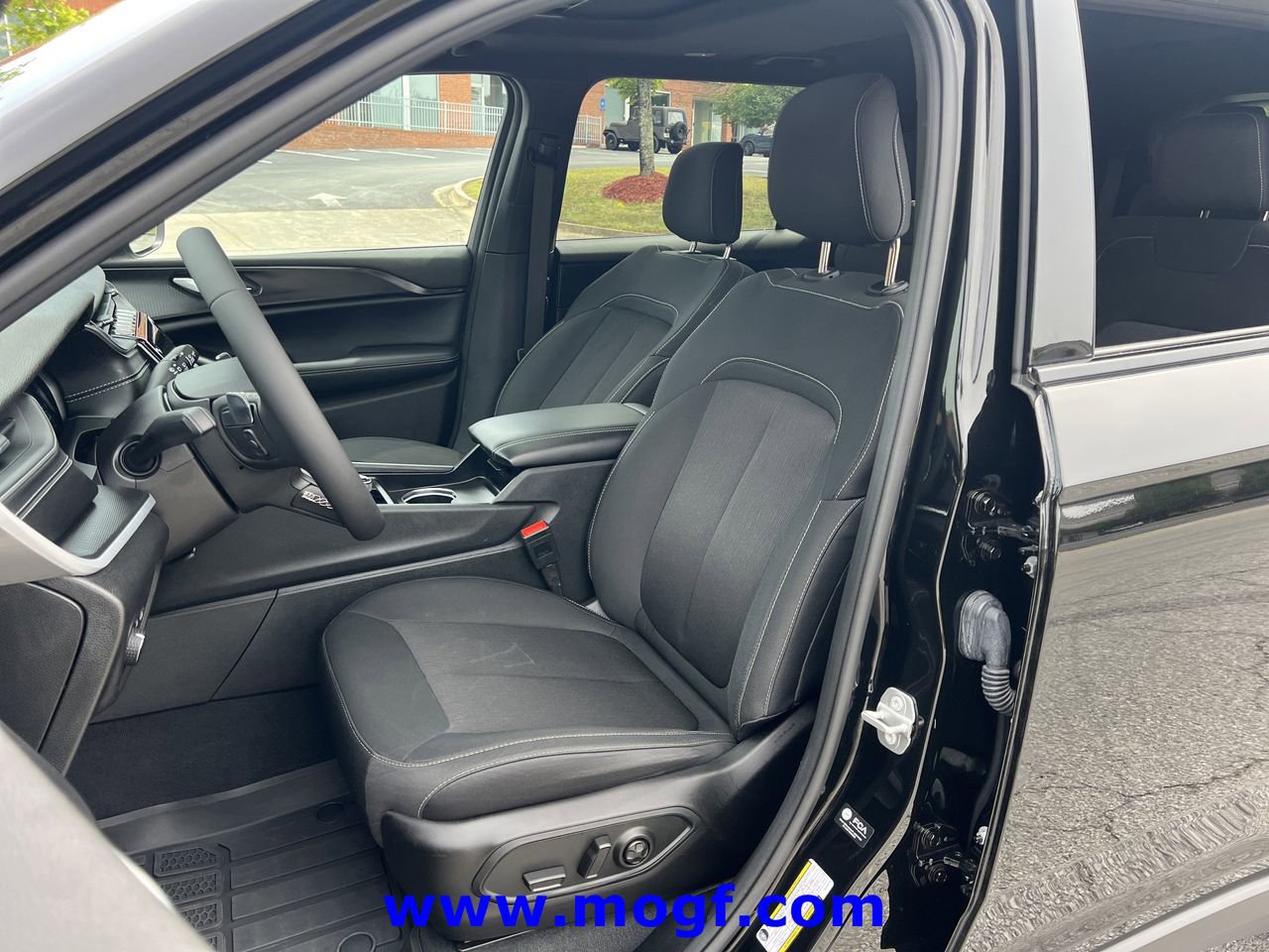 Used 2024 Jeep Grand Cherokee L Laredo AWD/4WD image 19