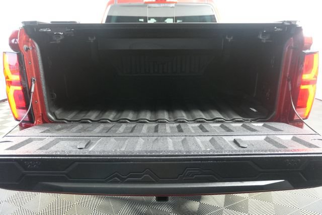 Used 2026 Chevrolet Colorado ZR2 w/ Technology Package AWD/4WD image 9
