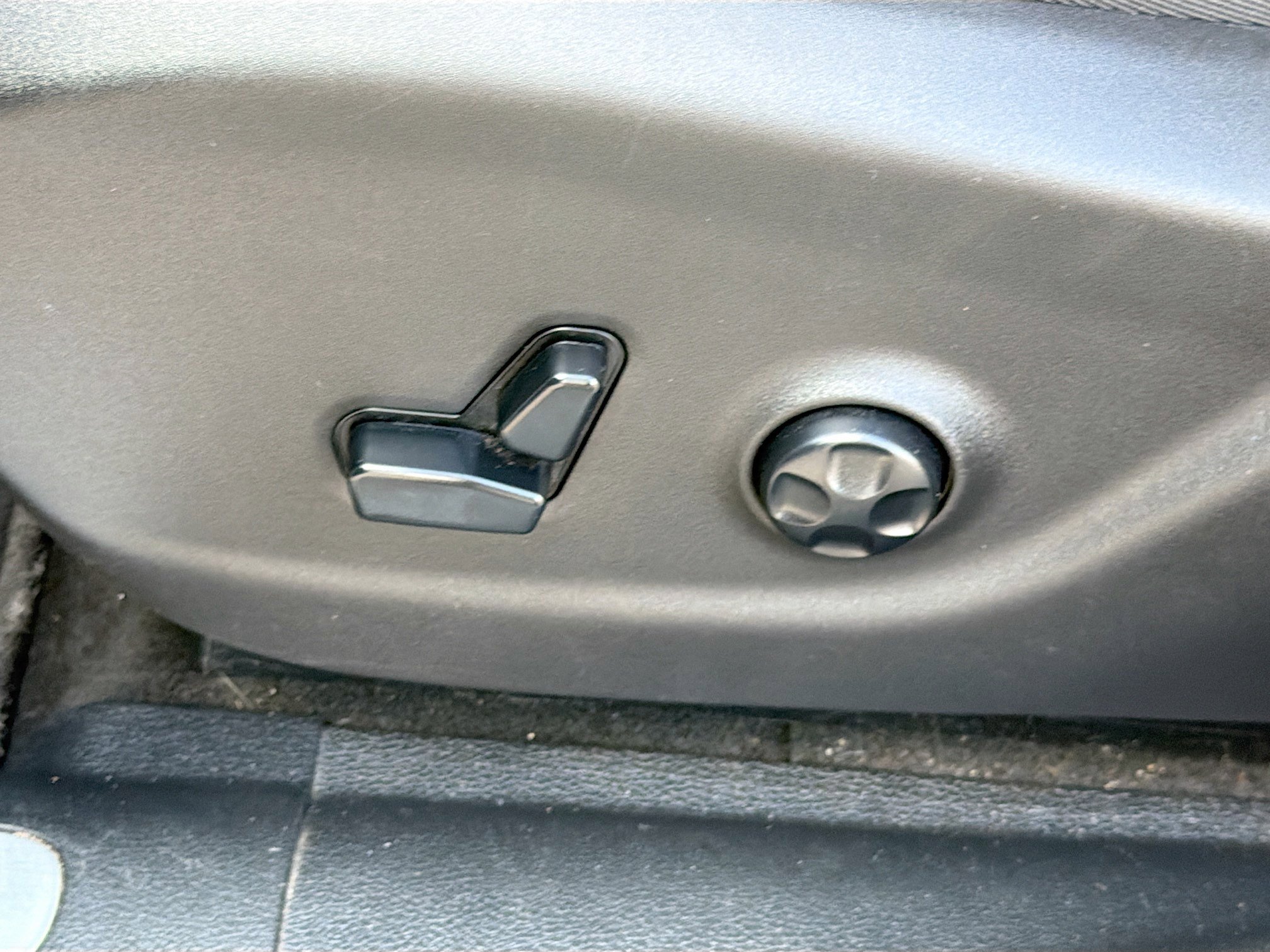 Used 2020 Jeep Cherokee Limited image 25