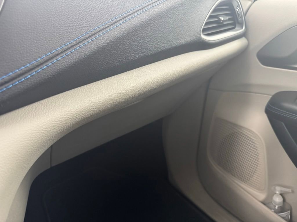 Used 2021 Chrysler Pacifica Touring-L w/ Uconnect Theater Family Group AWD/4WD image 17