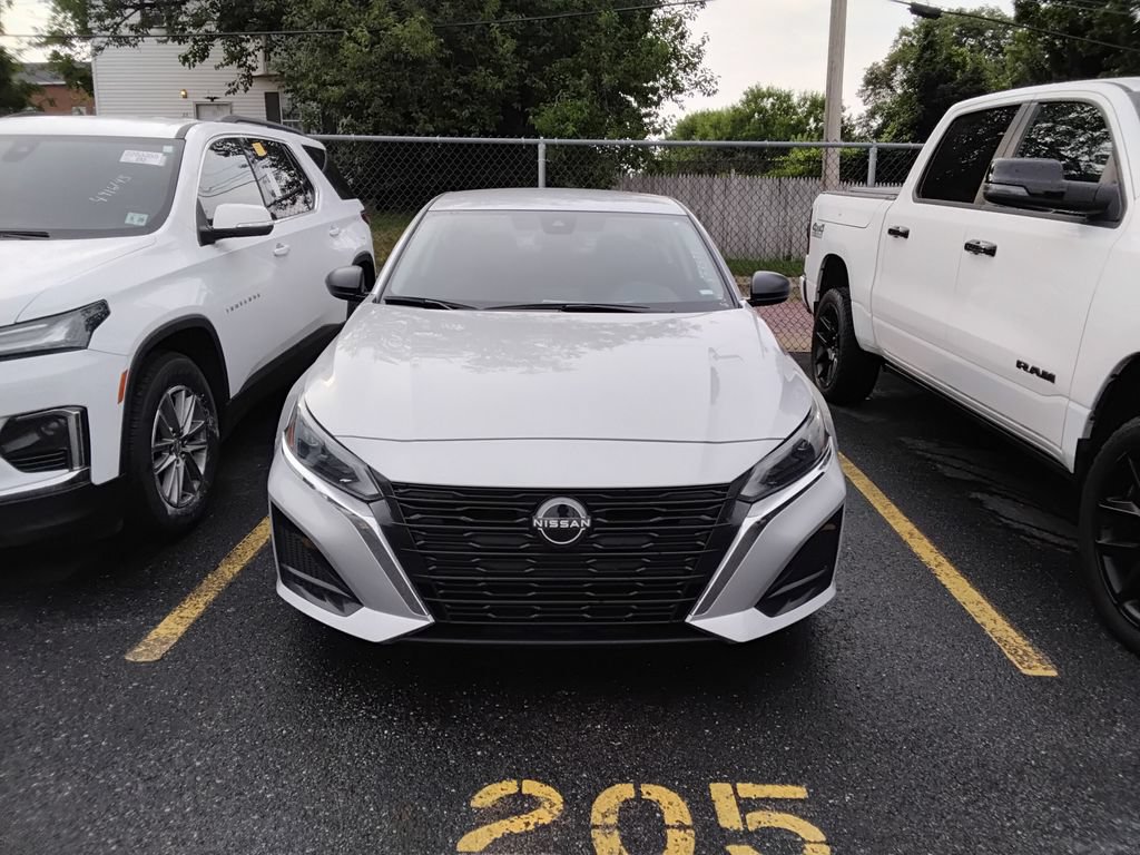 Used 2024 Nissan Altima 2.5 SV FWD image 2