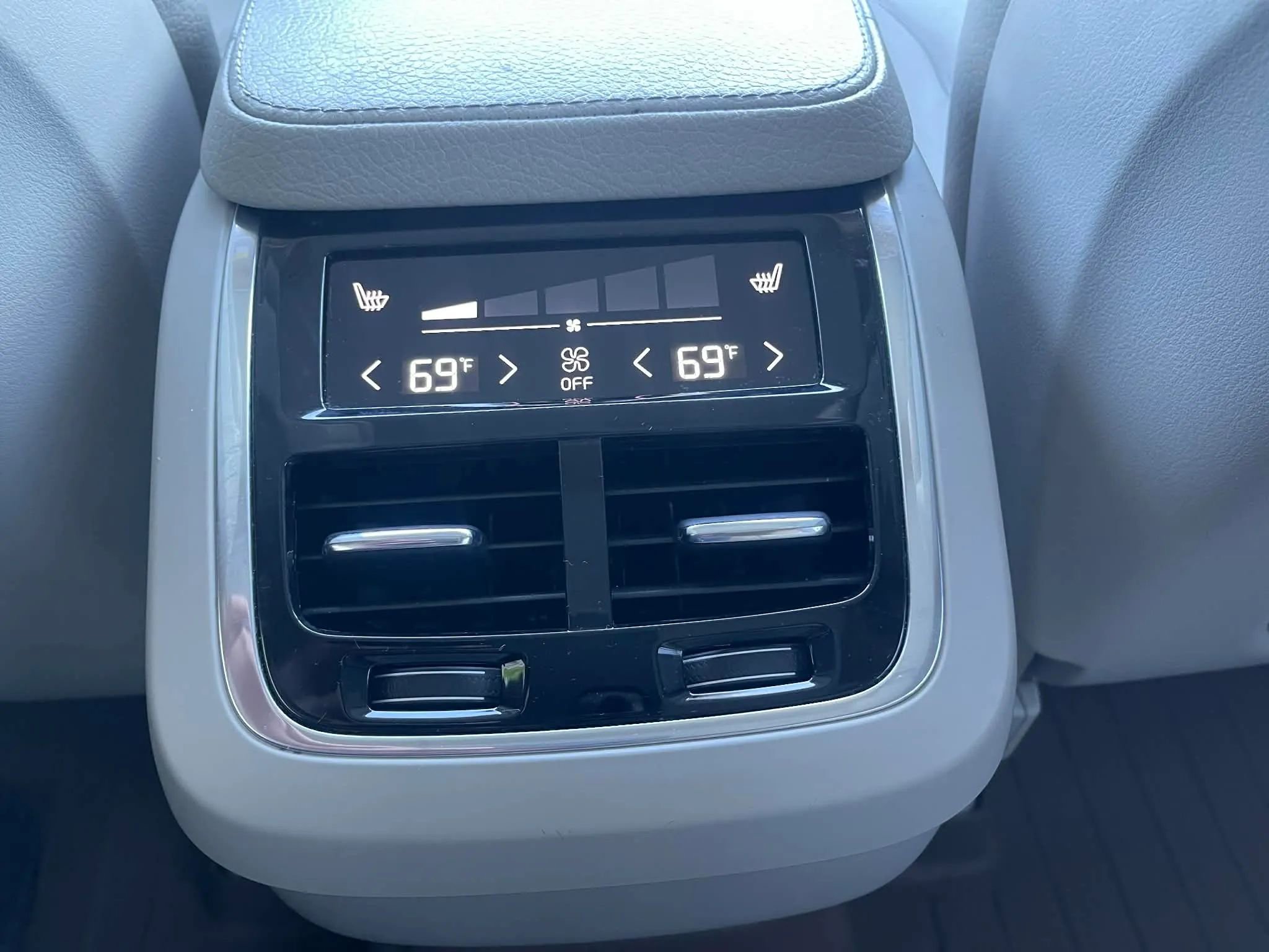 Used 2016 Volvo XC90 T6 Momentum w/ Momentum Plus Package image 18