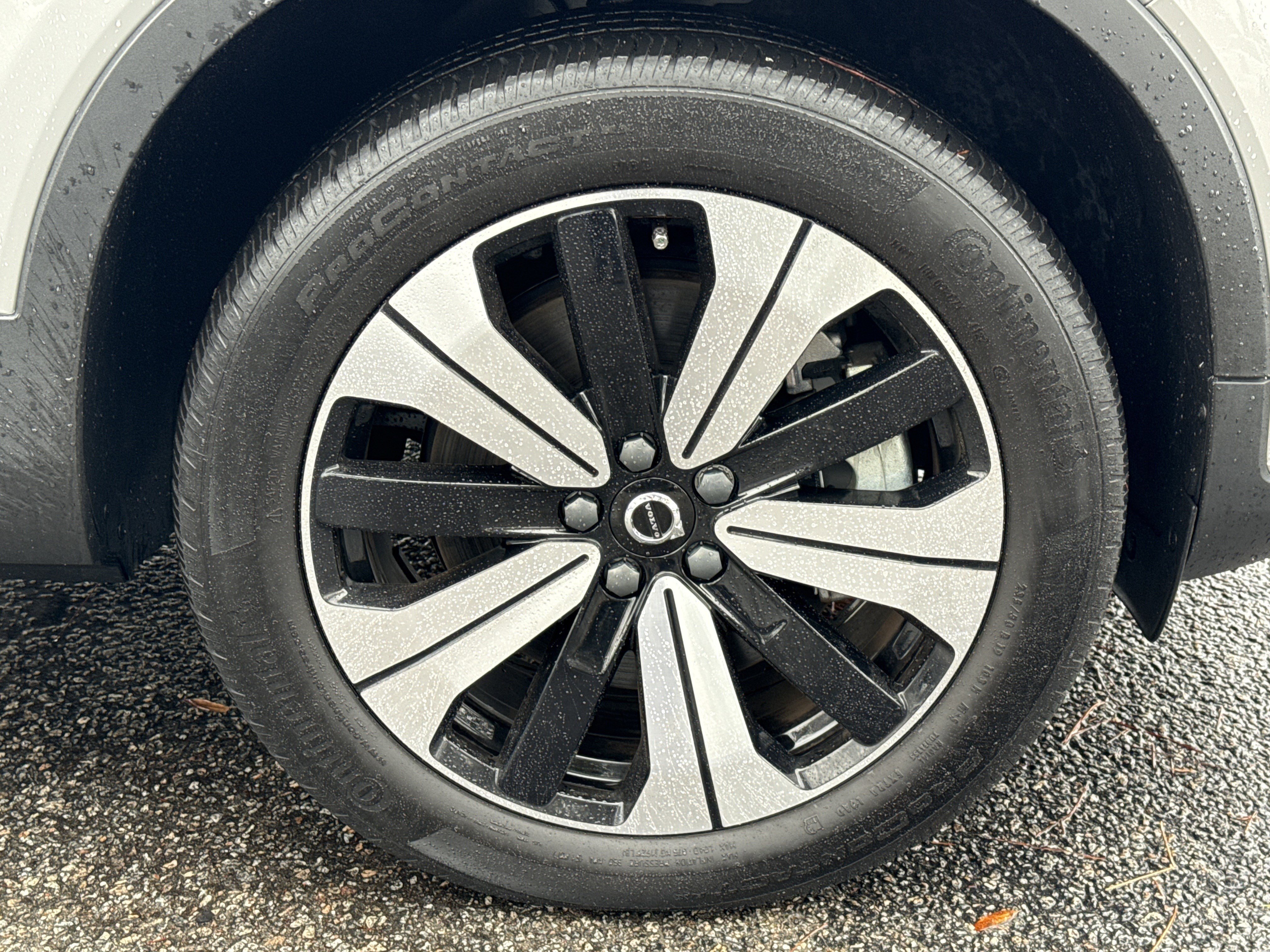 Used 2023 Volvo XC40 Recharge Core image 12