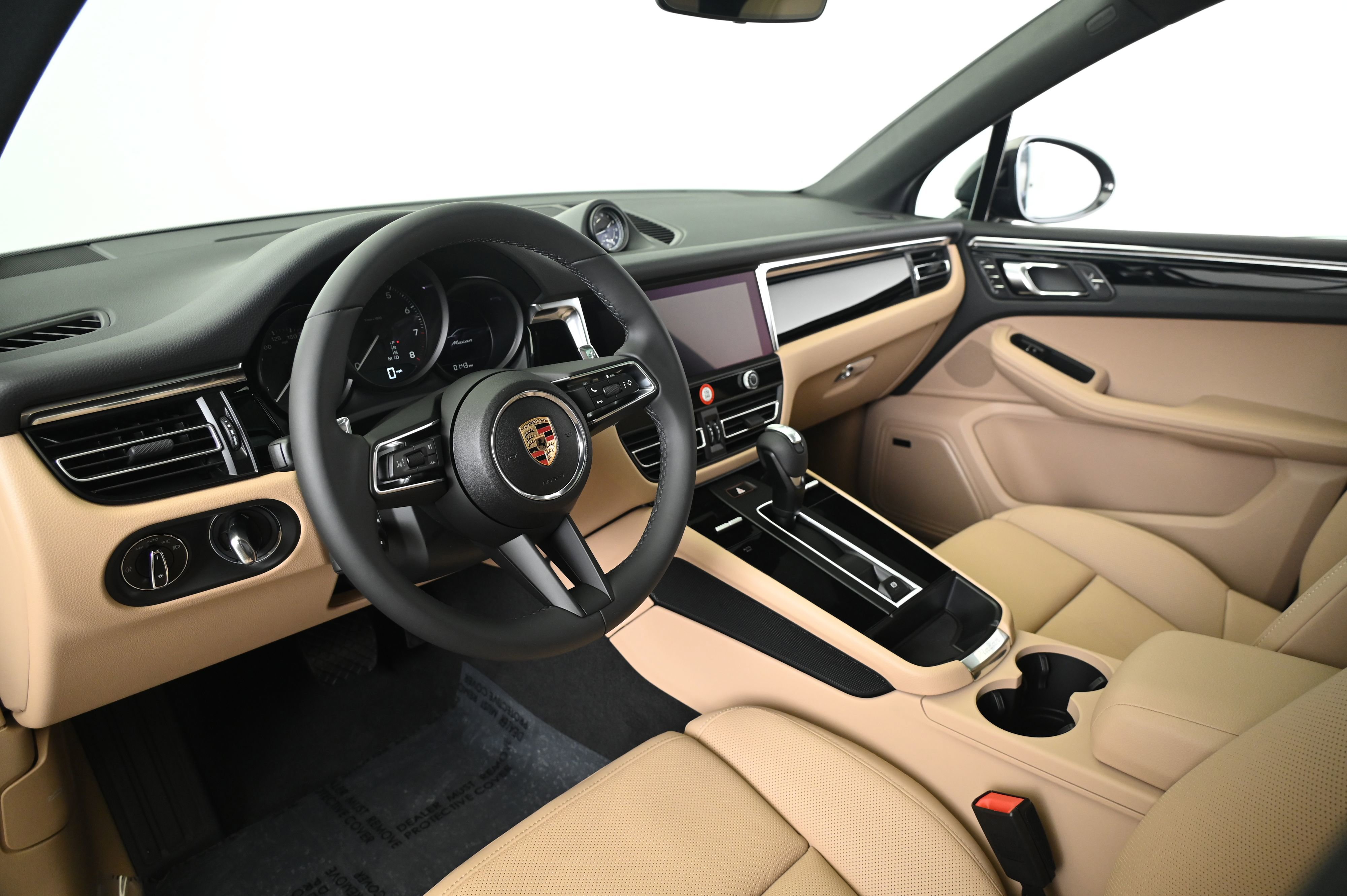 Certified 2025 Porsche Macan image 4