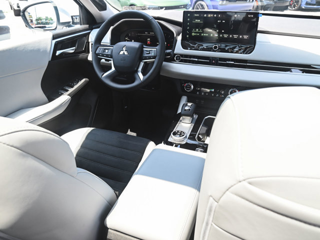 New 2025 Mitsubishi Outlander SE image 31