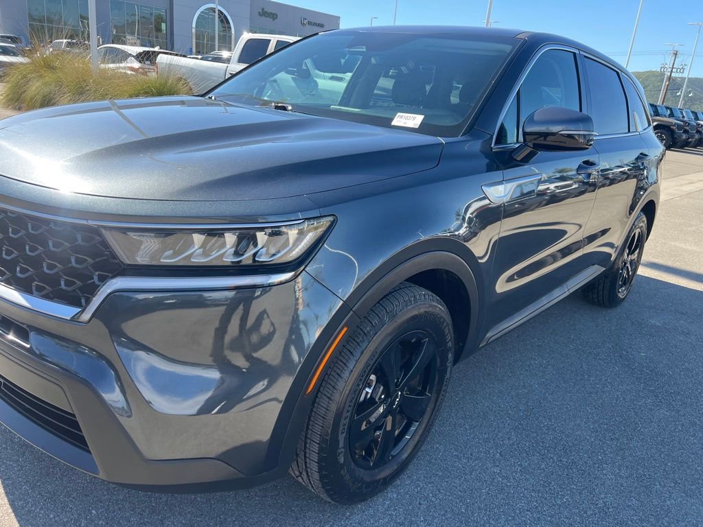 Used 2022 Kia Sorento LX image 11