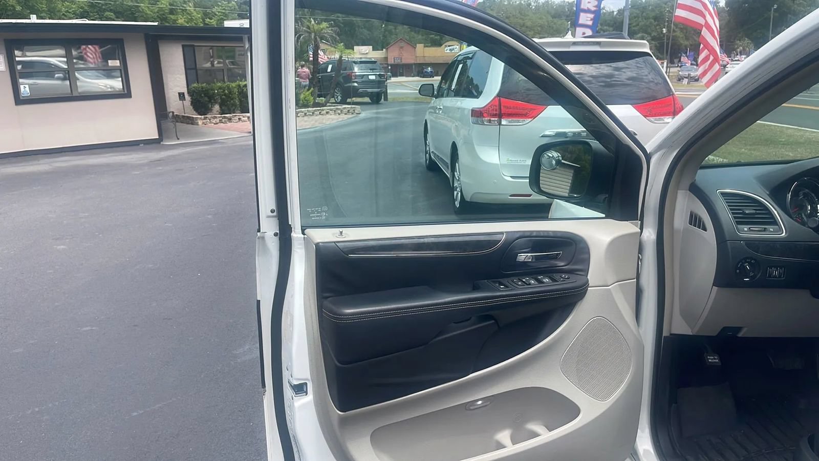 Used 2013 Chrysler Town & Country Touring FWD image 10
