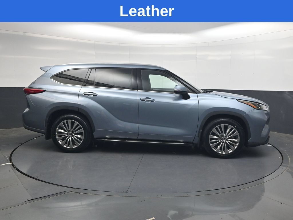 Used 2022 Toyota Highlander Platinum AWD/4WD image 3