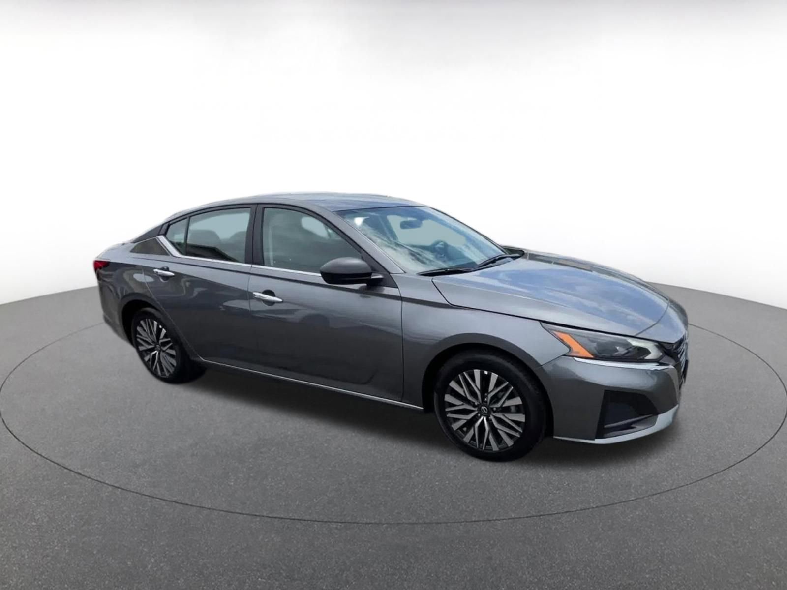 Used 2025 Nissan Altima 2.5 SV image 2