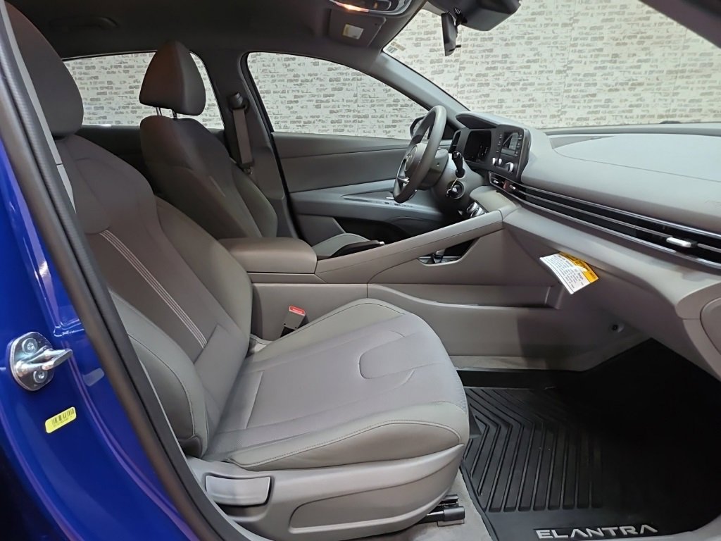 Used 2025 Hyundai Elantra SE image 9