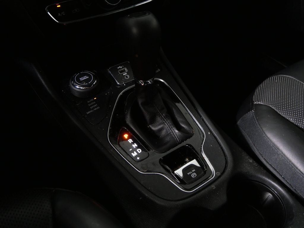 Used 2019 Jeep Cherokee Limited w/ Luxury Group AWD/4WD image 24