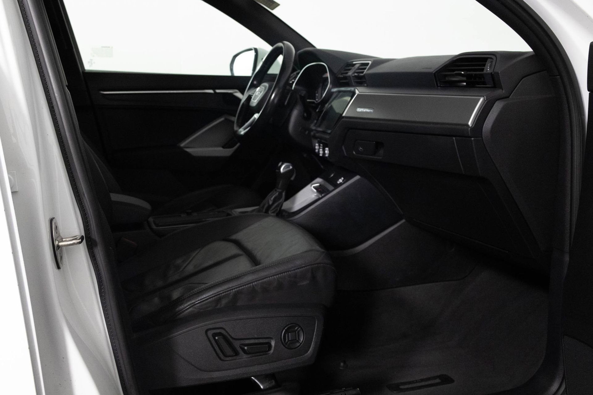 Used 2023 Audi Q3 2.0T Premium image 34