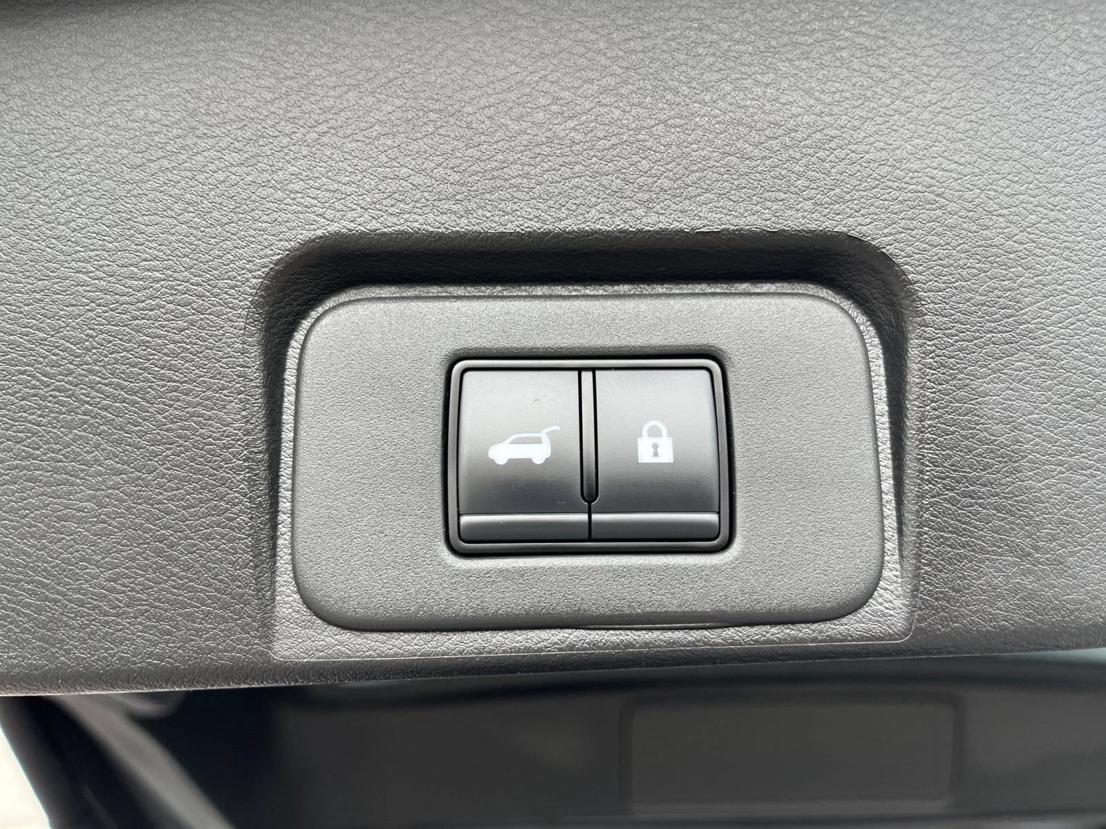 Used 2025 Nissan Rogue SV AWD/4WD image 24