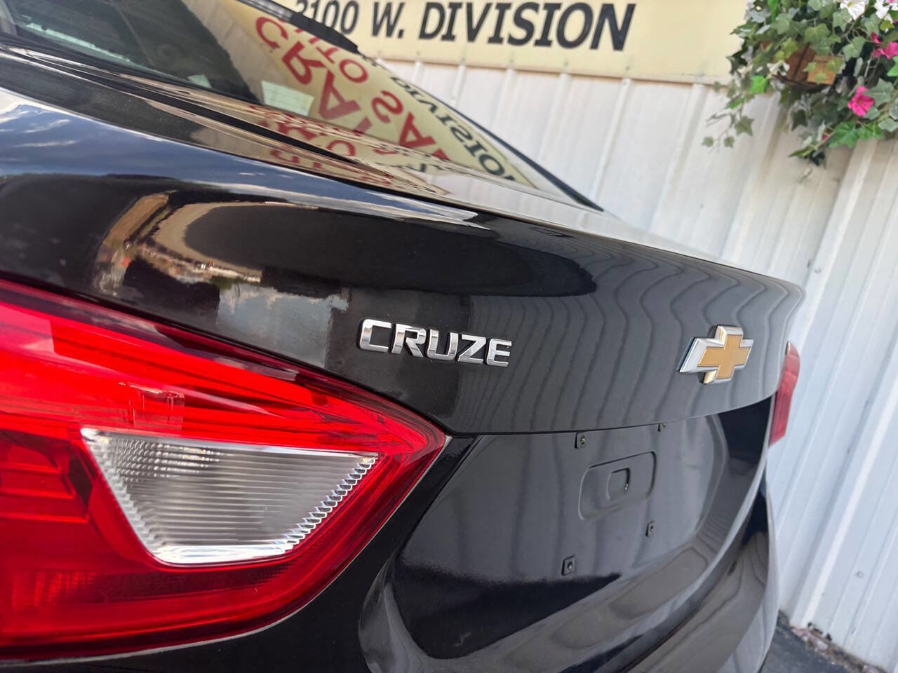 Used 2018 Chevrolet Cruze LT image 9