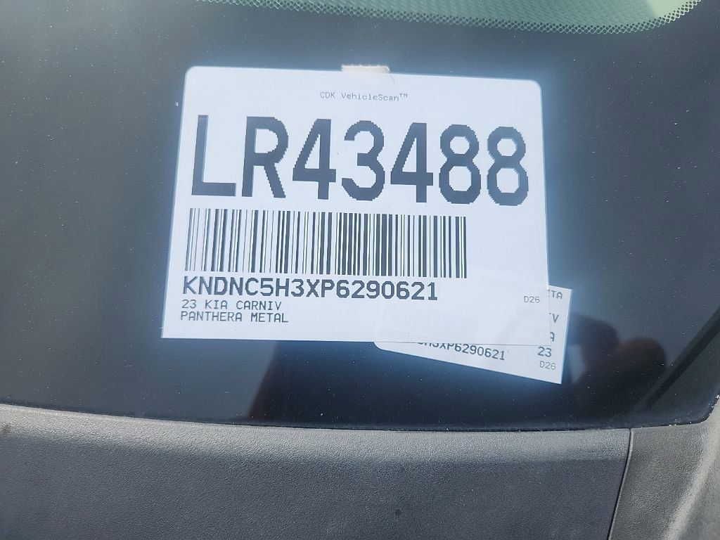 Used 2023 Kia Carnival EX image 4
