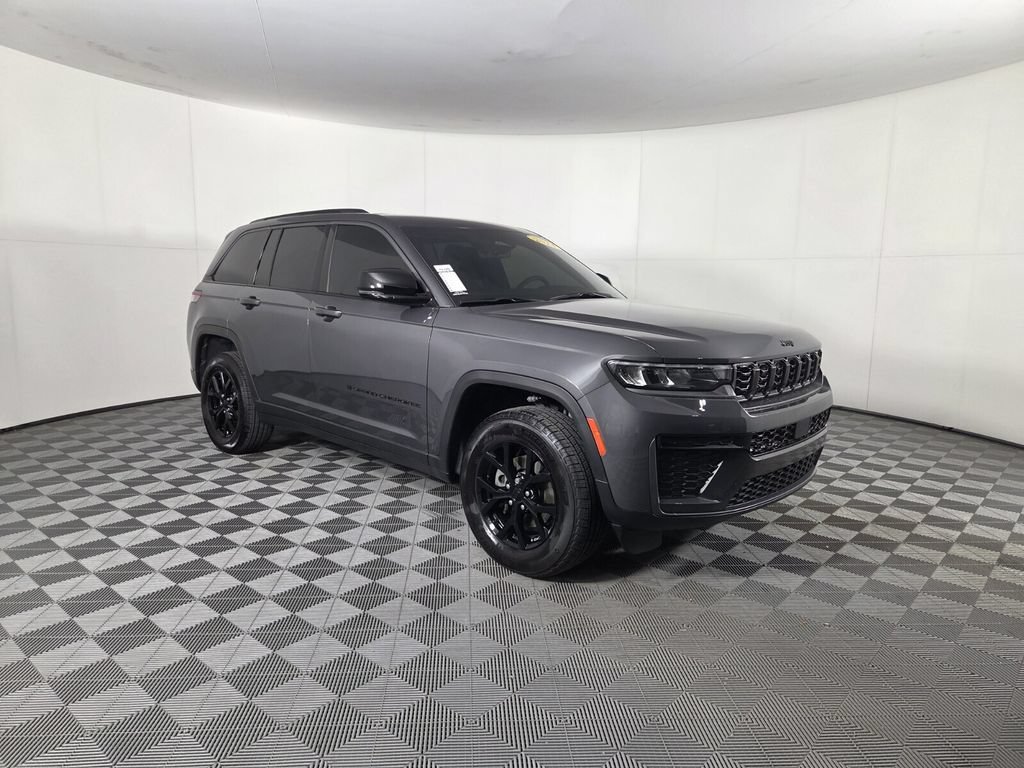 Used 2026 Jeep Grand Cherokee Altitude RWD image 2