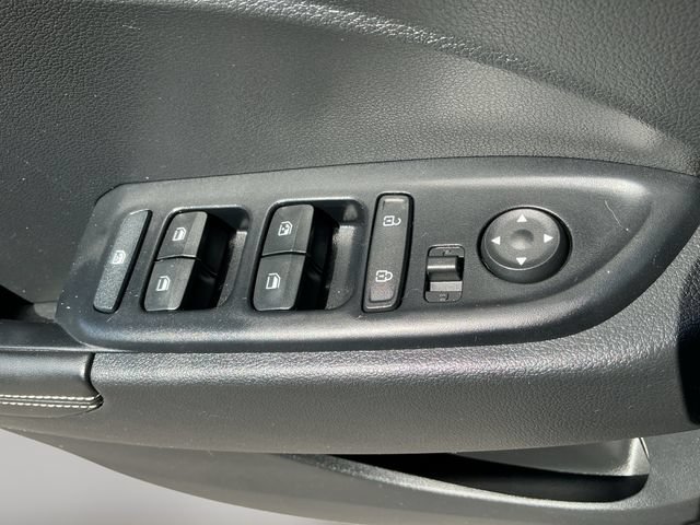 Used 2022 Hyundai Venue Limited FWD image 12