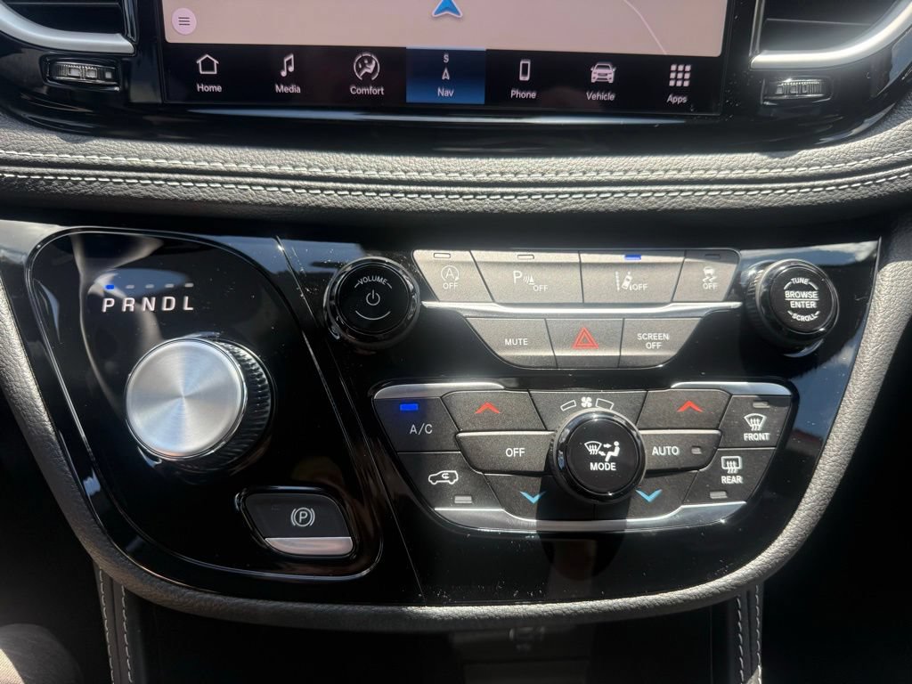 New 2027 Chrysler Pacifica Limited w/ Family Tech Group FWD image 23