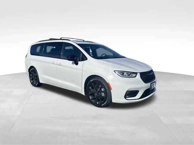 Used 2025 Chrysler Pacifica Limited image 8