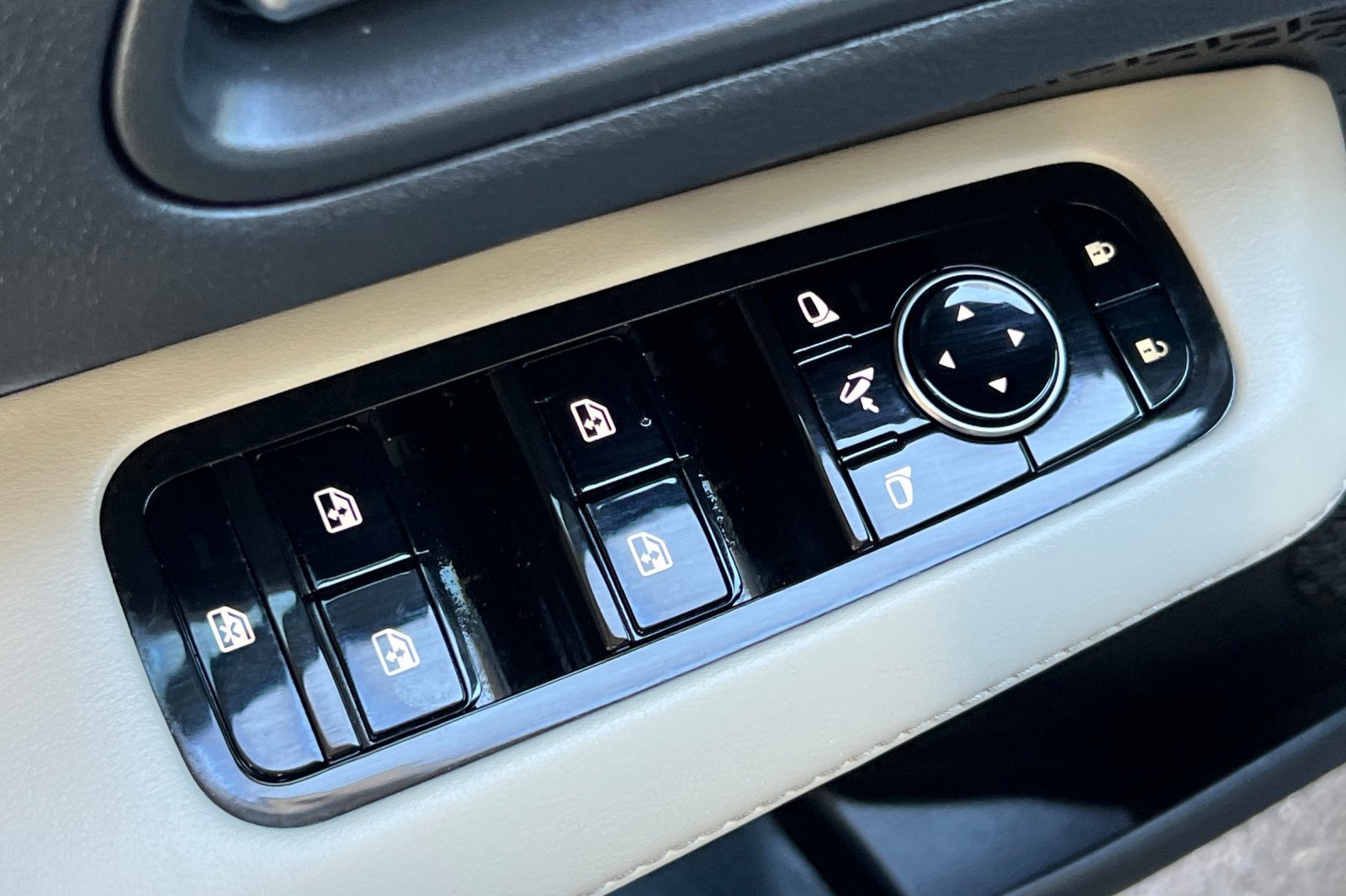 Certified 2023 Nissan Ariya FWD image 12
