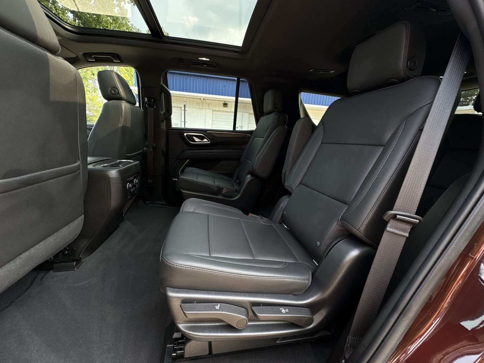 Used 2022 Chevrolet Tahoe Z71 w/ Luxury Package AWD/4WD image 36