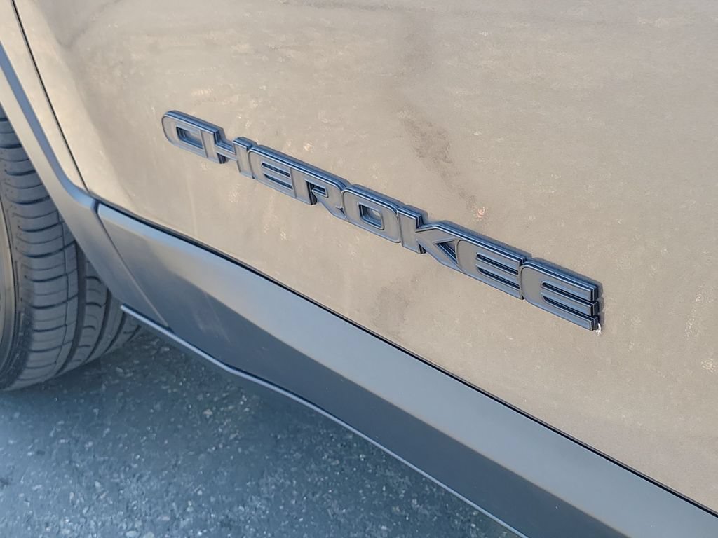 Used 2020 Jeep Cherokee Latitude Plus FWD image 30