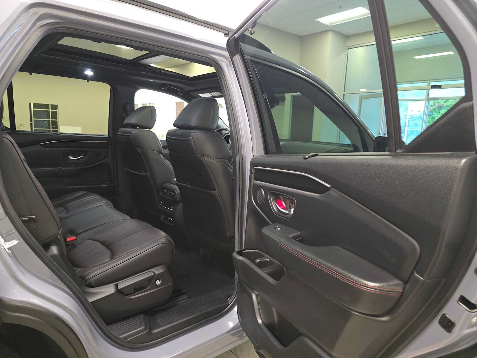 Used 2025 Honda Pilot Black Edition image 29