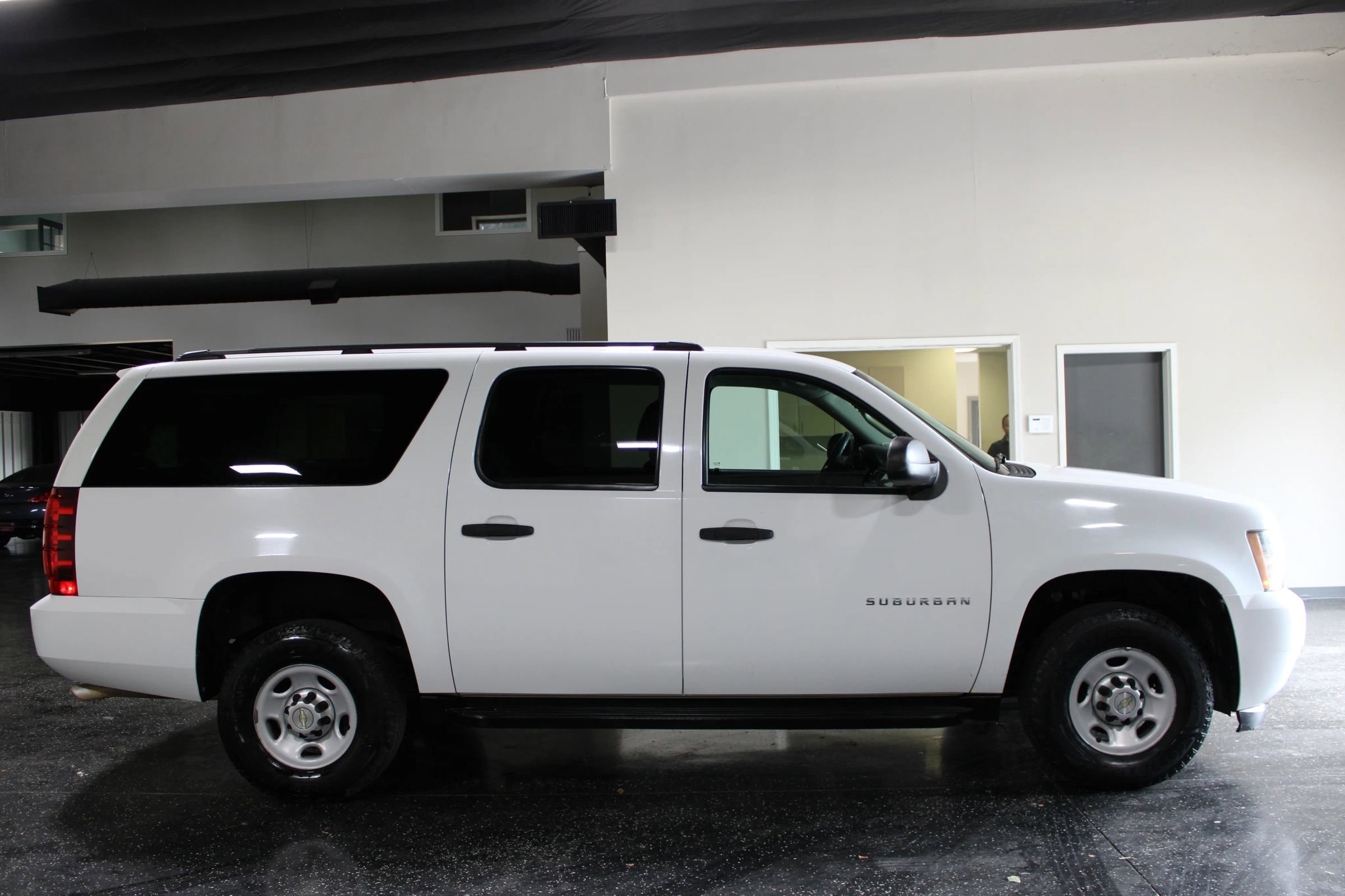 Used 2011 Chevrolet Suburban 2500 RWD image 2