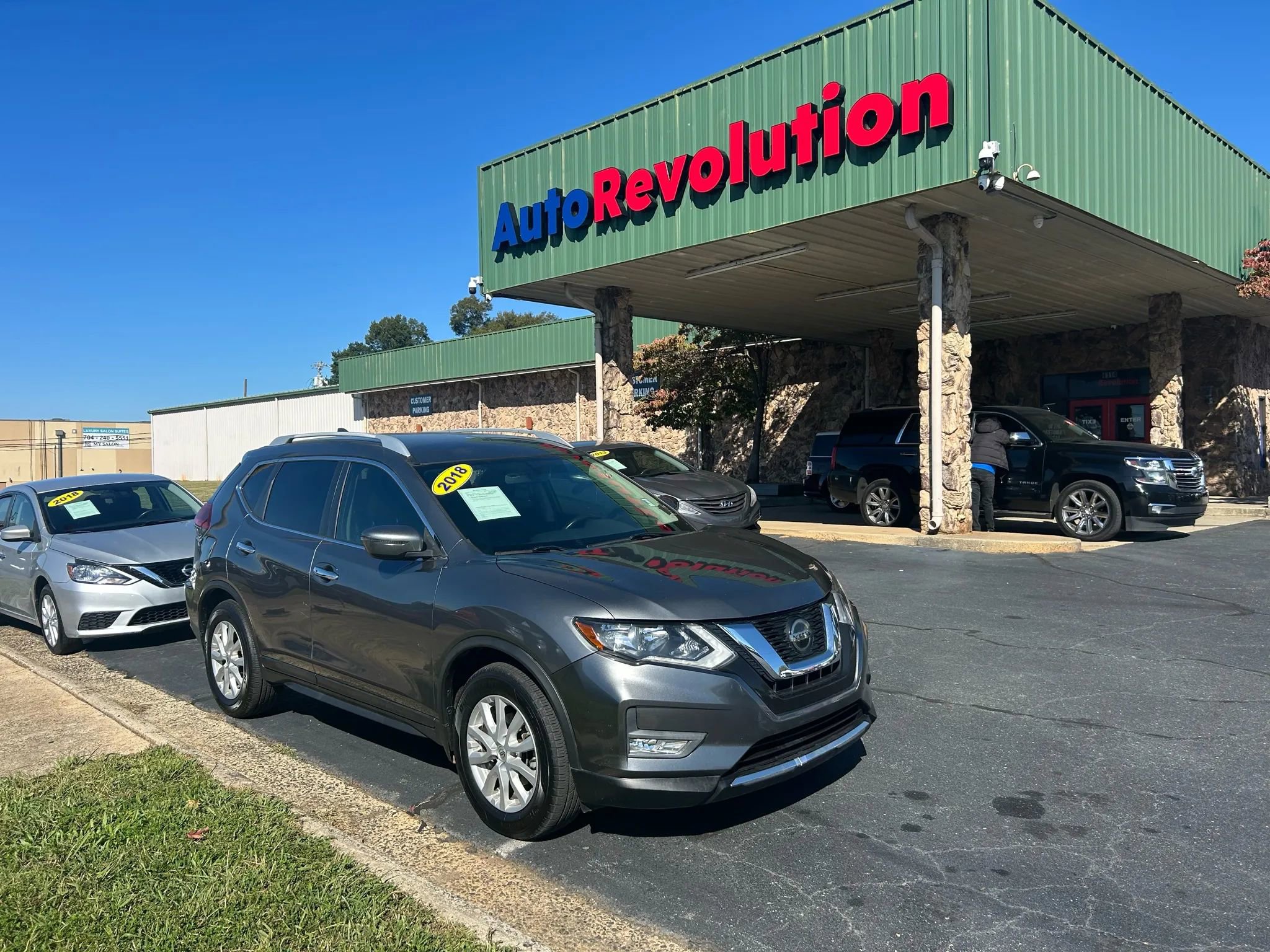 Used 2018 Nissan Rogue SV image 1