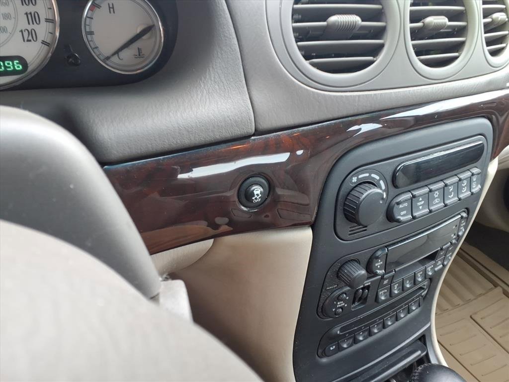 Used 2004 Chrysler 300M image 22