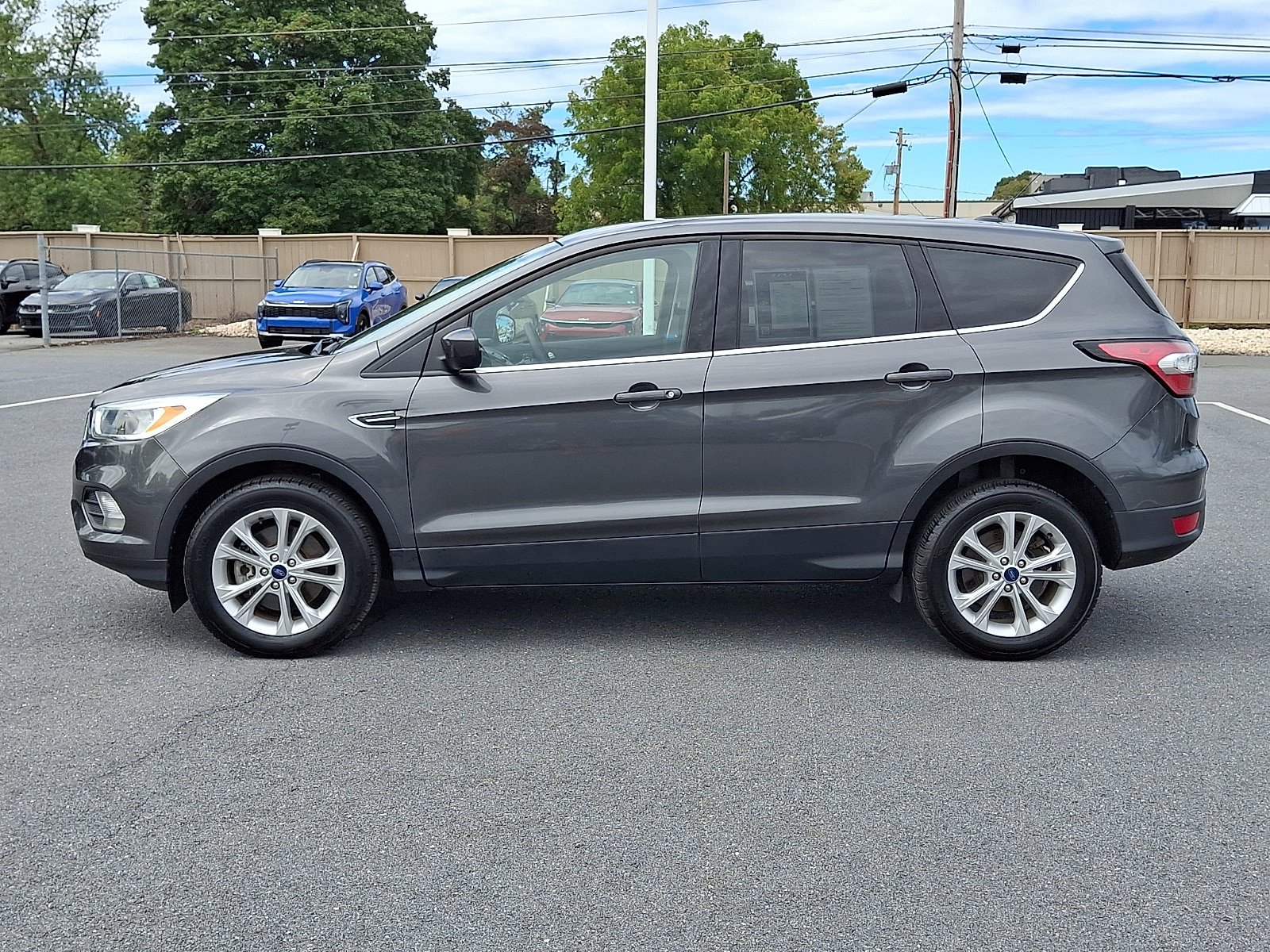 Used 2017 Ford Escape SE w/ SE Cold Weather Package AWD/4WD image 8