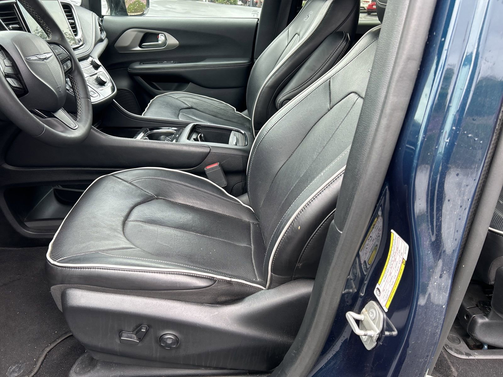 Used 2024 Chrysler Pacifica Premium image 16