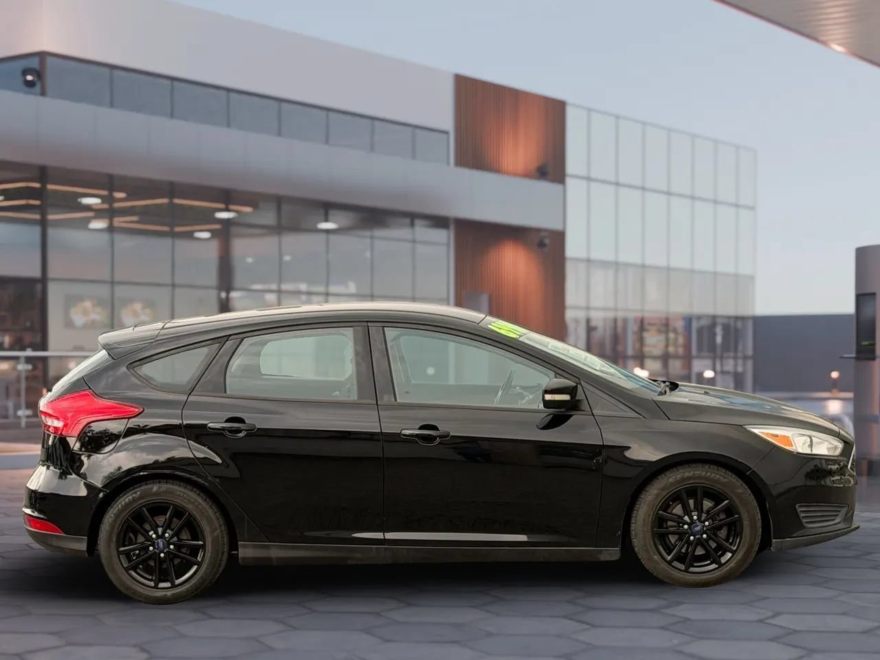 Used 2016 Ford Focus SE w/ SE Cold Weather Package FWD image 8