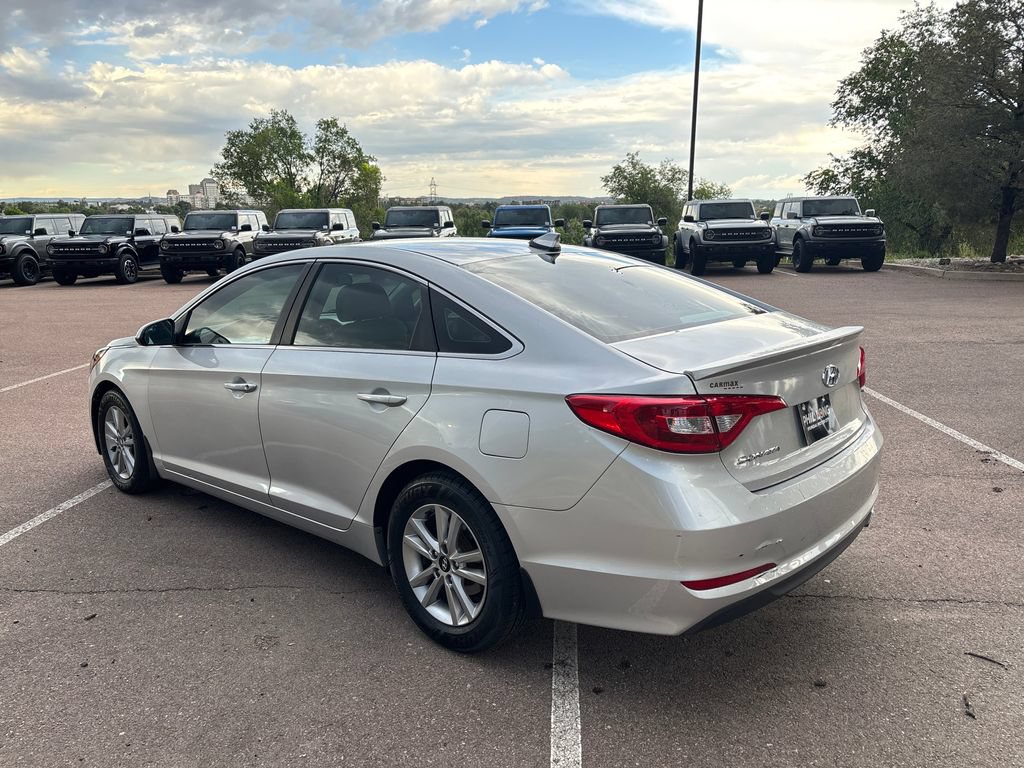Used 2015 Hyundai Sonata SE w/ Option Group 09 FWD image 3