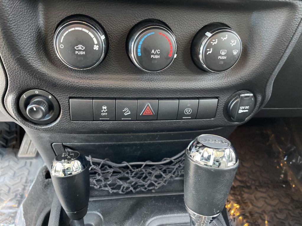 Used 2017 Jeep Wrangler Unlimited Sahara w/ Connectivity Group image 17