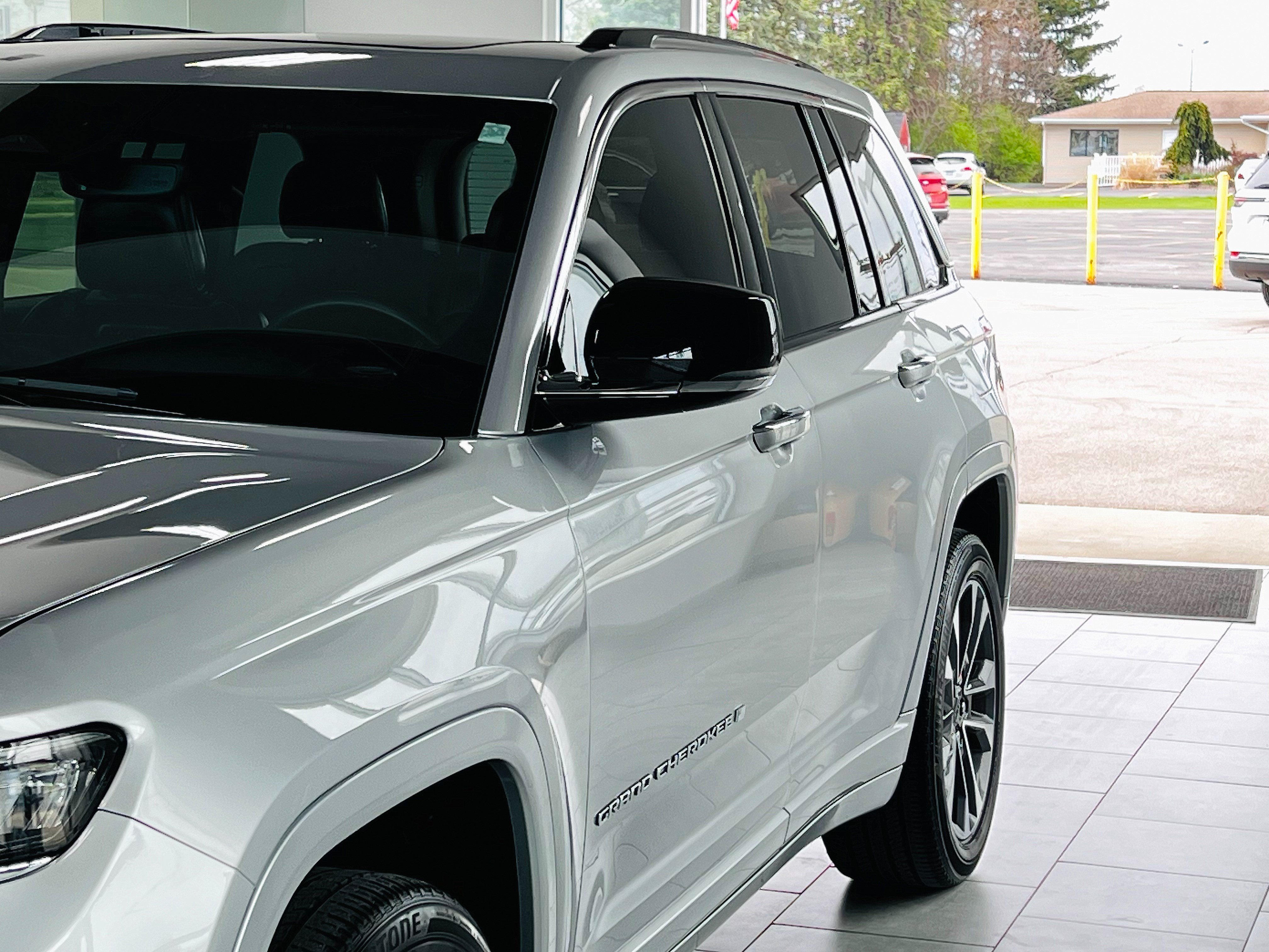 Used 2022 Jeep Grand Cherokee Overland AWD/4WD image 2