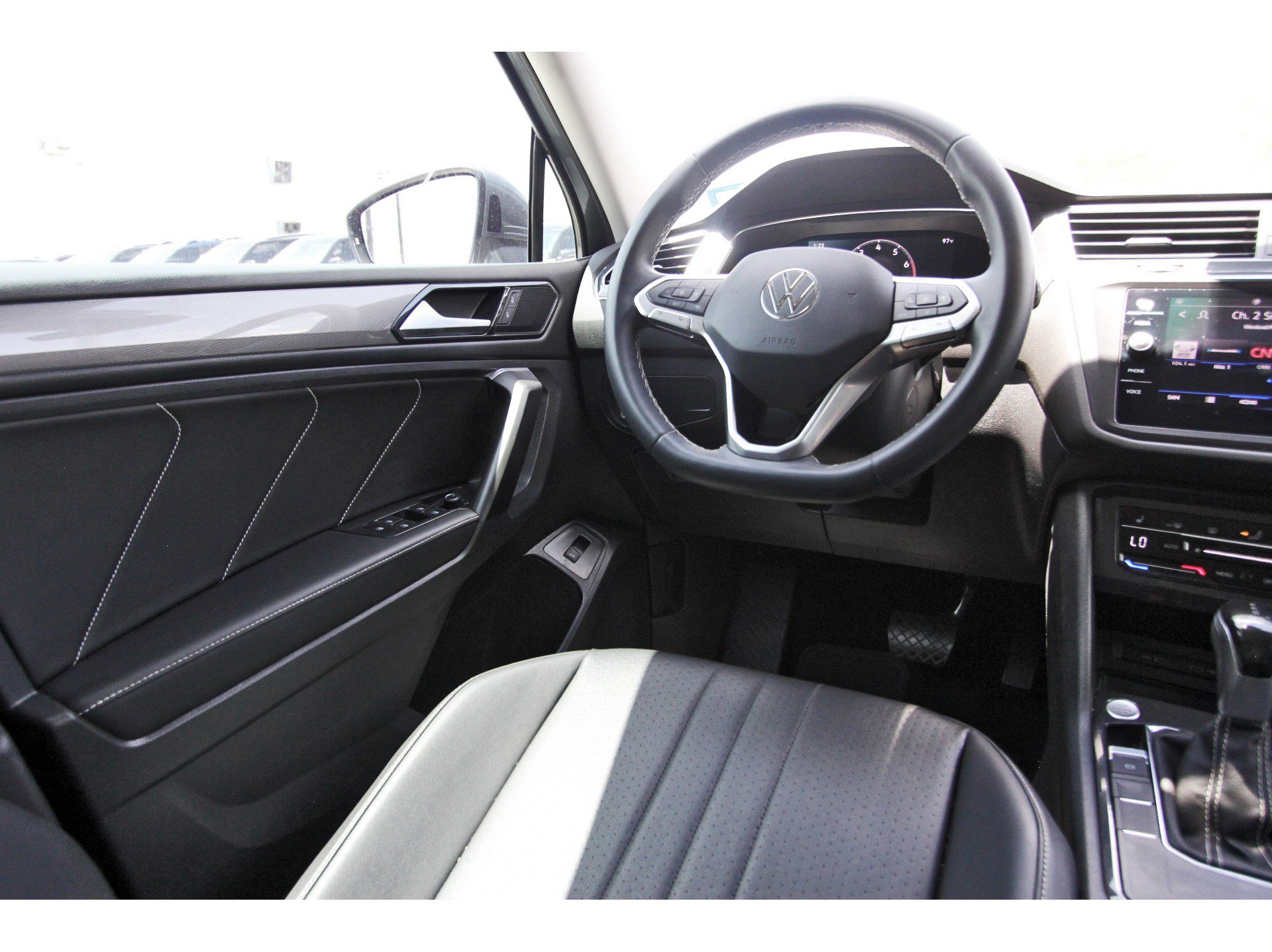 Used 2022 Volkswagen Tiguan SE image 10