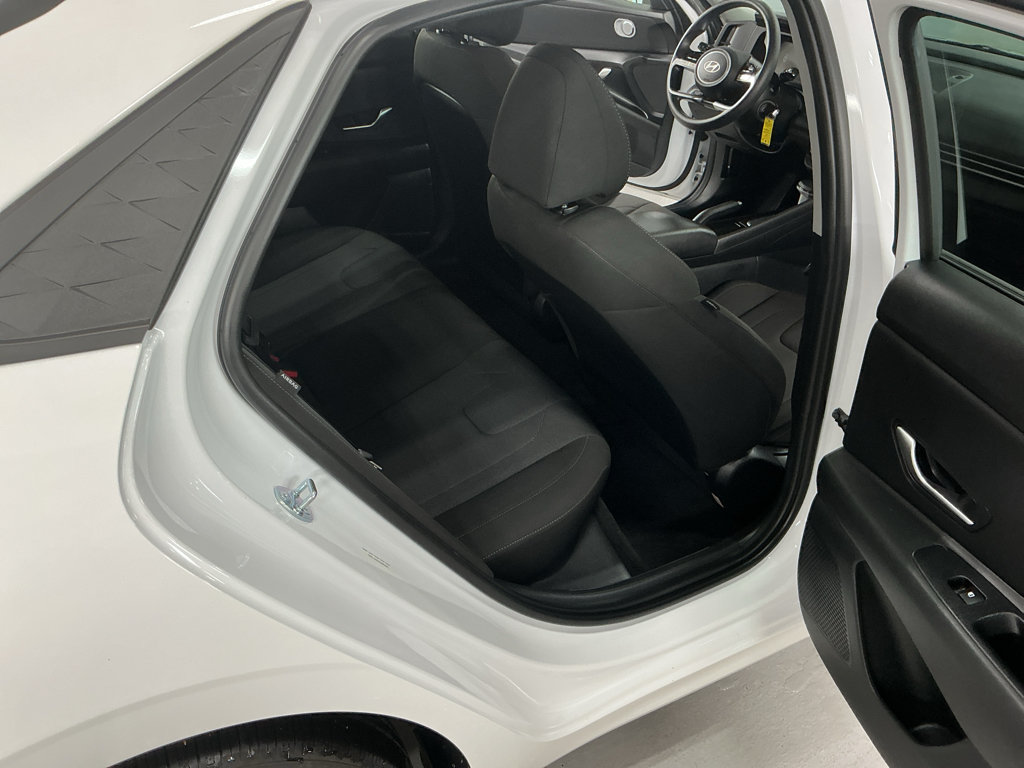 Certified 2025 Hyundai Elantra SE FWD image 15