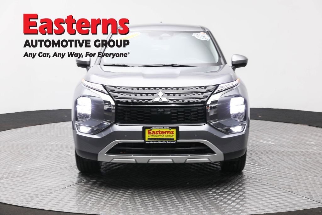 Used 2024 Mitsubishi Outlander SE image 2