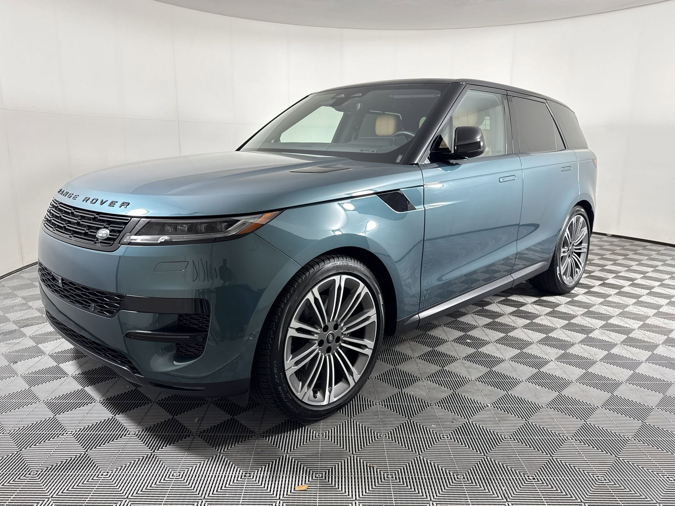 Used 2024 Land Rover Range Rover Sport SE AWD/4WD image 1