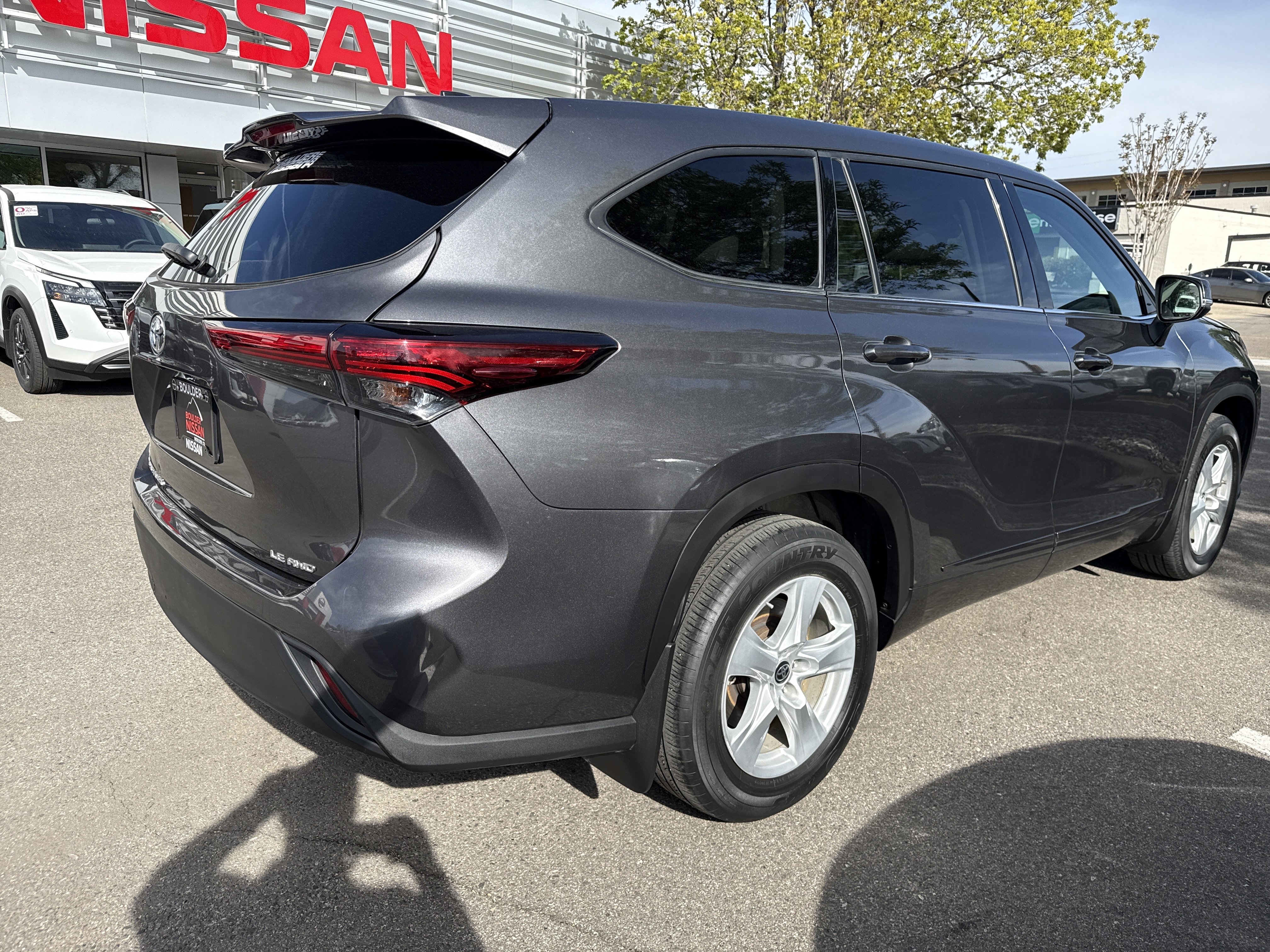 Used 2022 Toyota Highlander LE AWD/4WD image 7