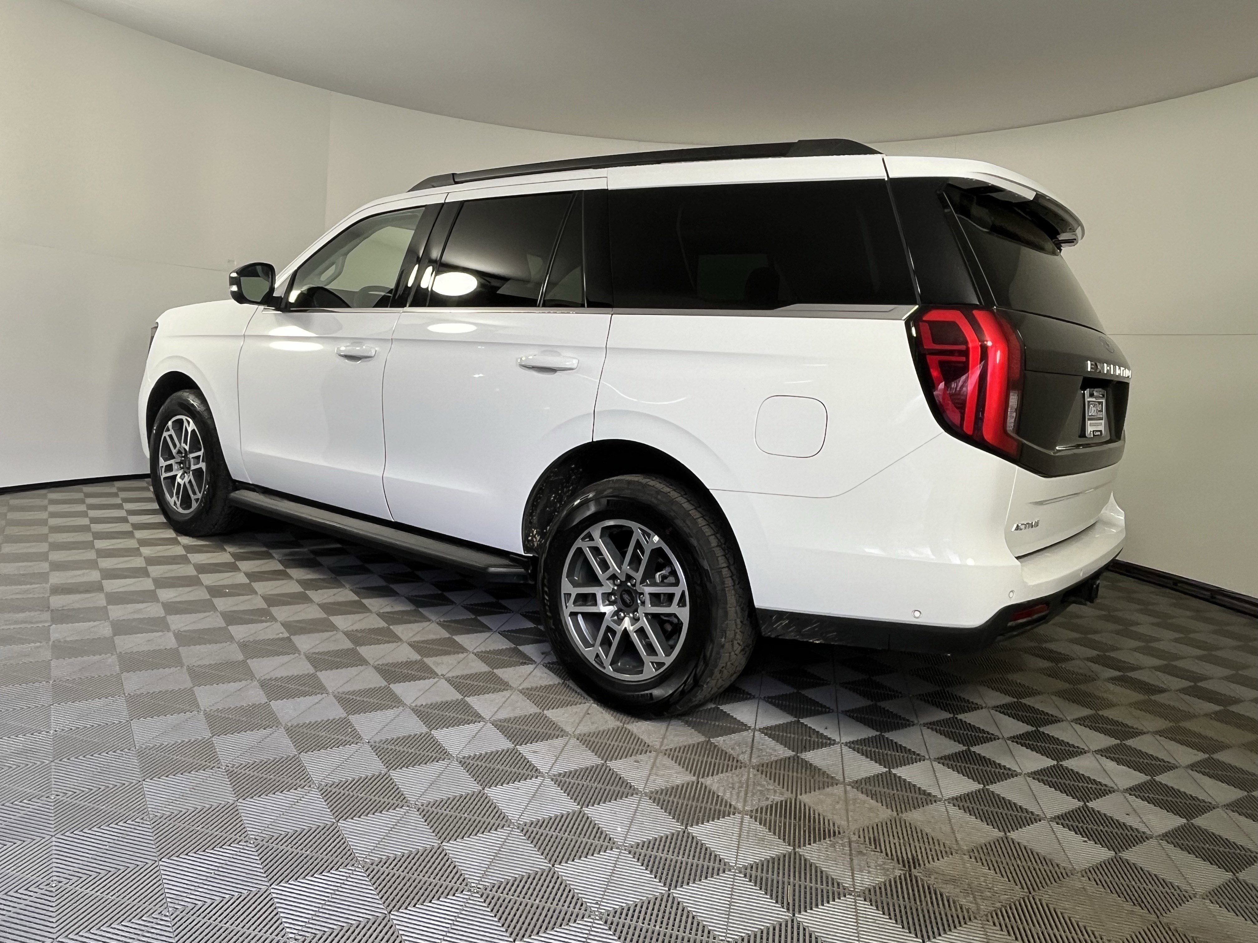 Used 2025 Ford Expedition Active image 4