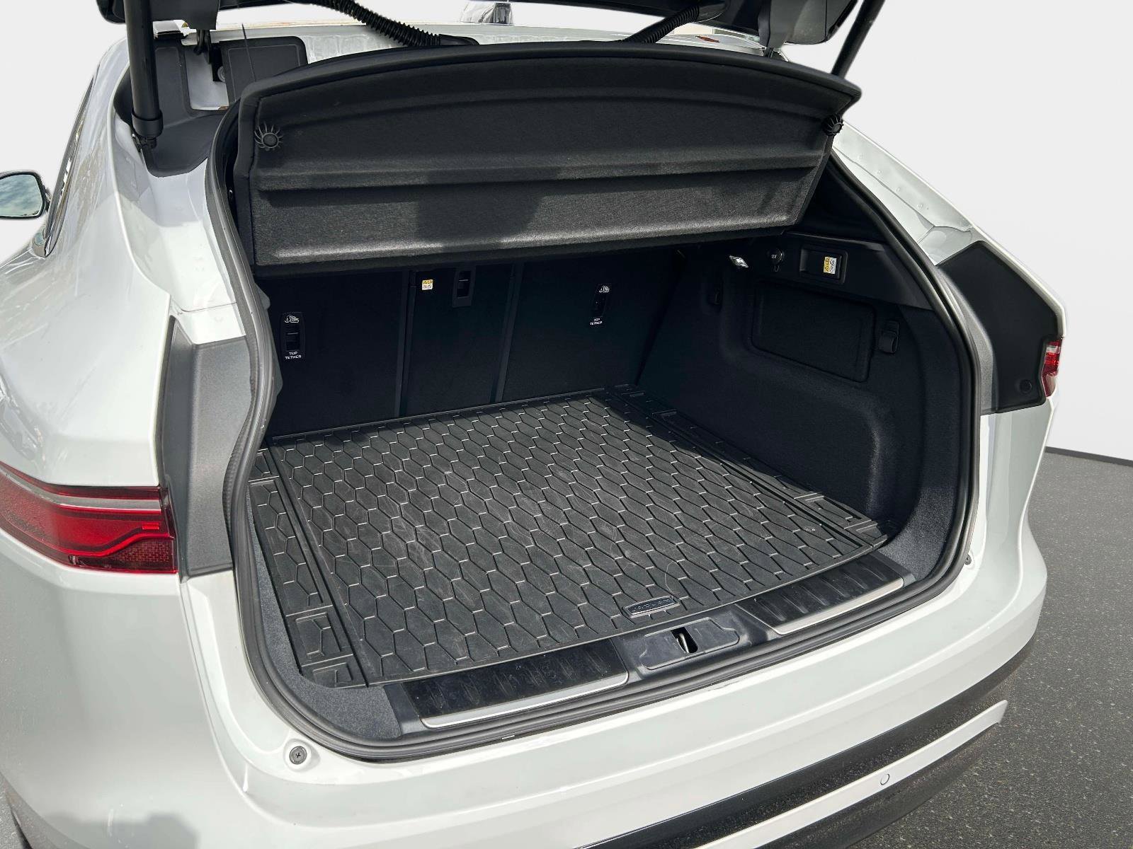 Used 2026 Jaguar F-PACE R-Dynamic S image 17