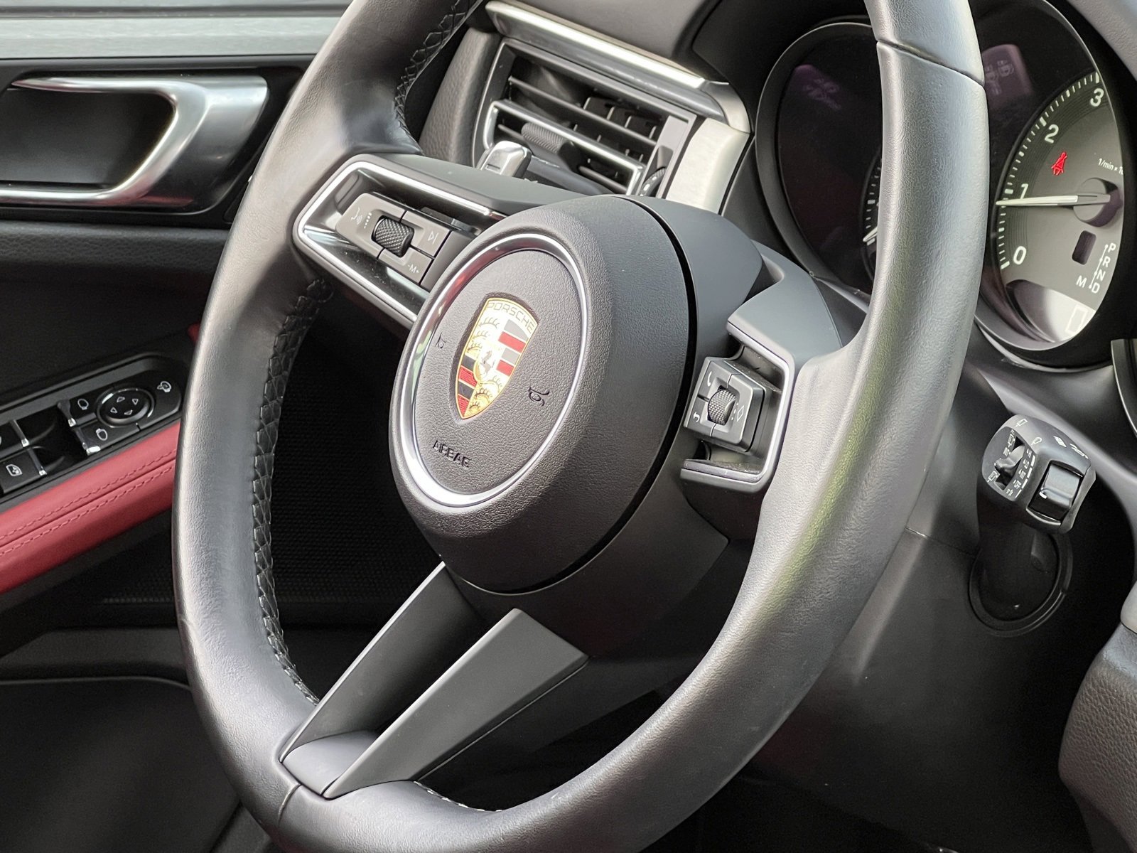 Certified 2024 Porsche Macan image 33