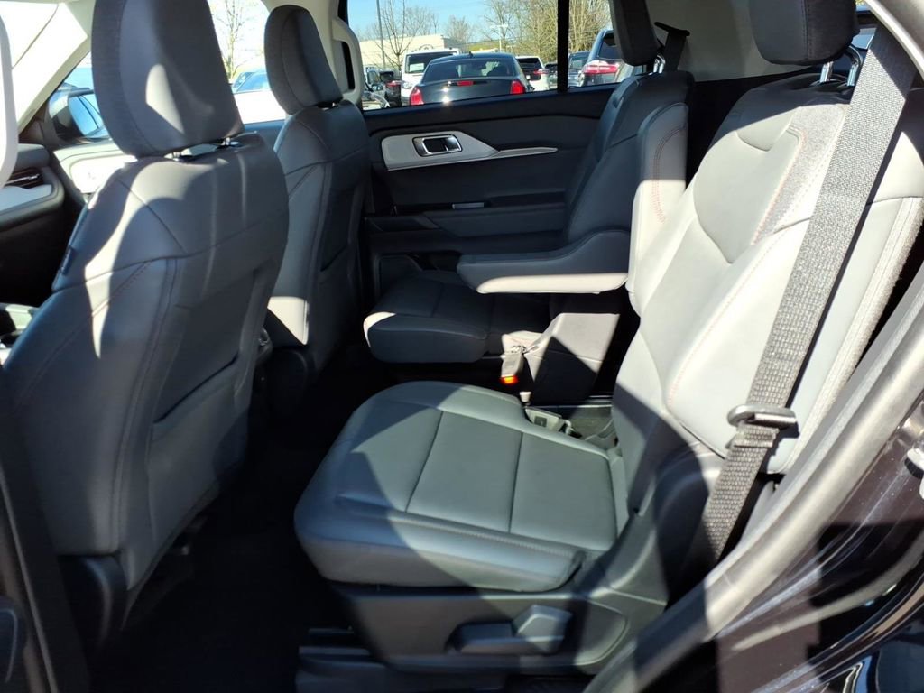 Used 2025 Ford Explorer Active w/ Active Comfort Package AWD/4WD image 10