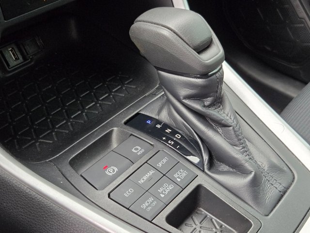 Used 2020 Toyota RAV4 LE AWD/4WD image 13