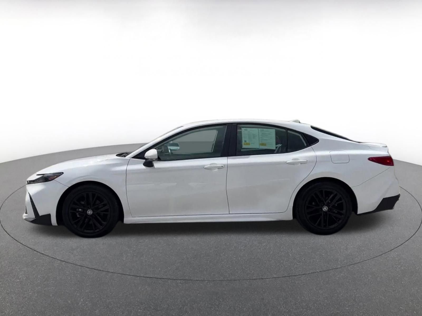 Used 2025 Toyota Camry SE FWD image 9