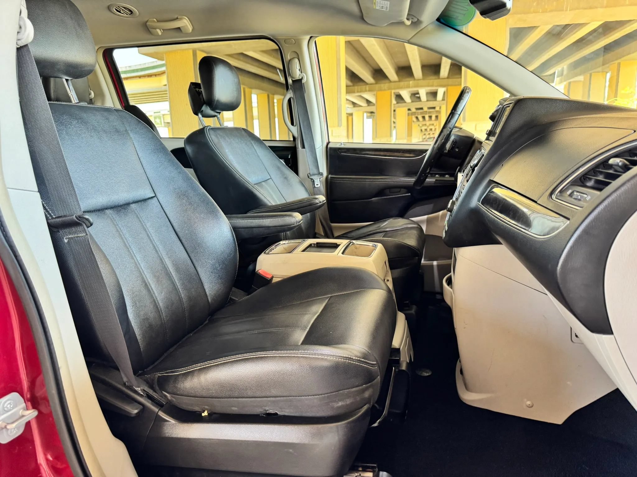 Used 2014 Chrysler Town & Country Touring FWD image 28