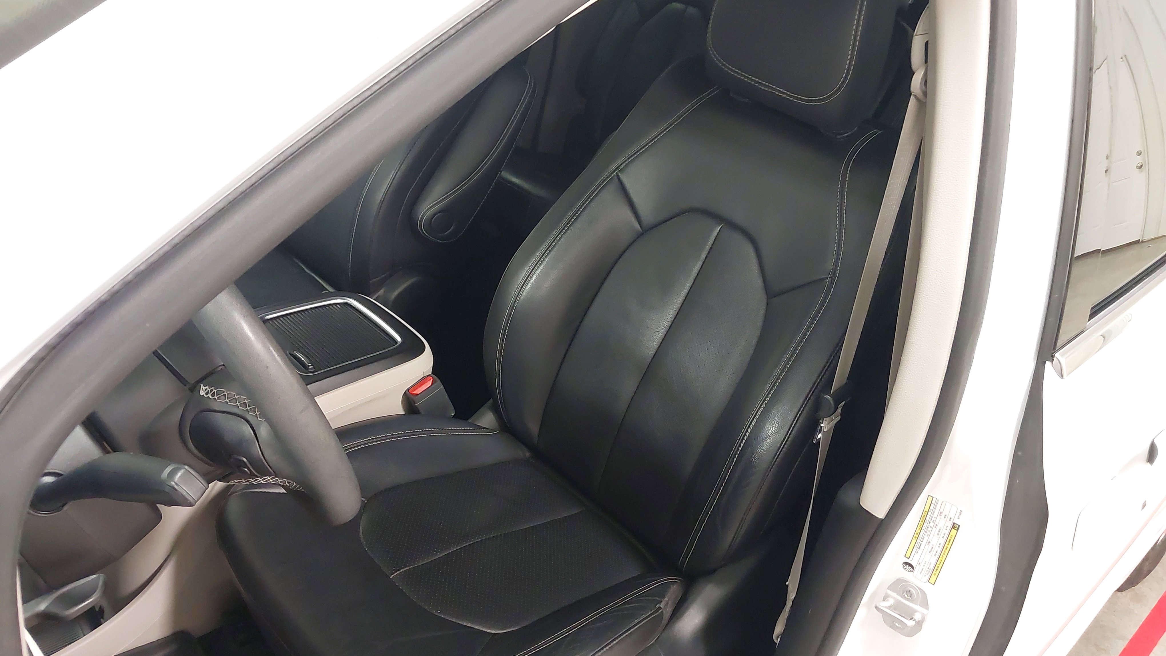 Used 2022 Chrysler Pacifica Touring-L w/ Uconnect Theater Family Group FWD image 23