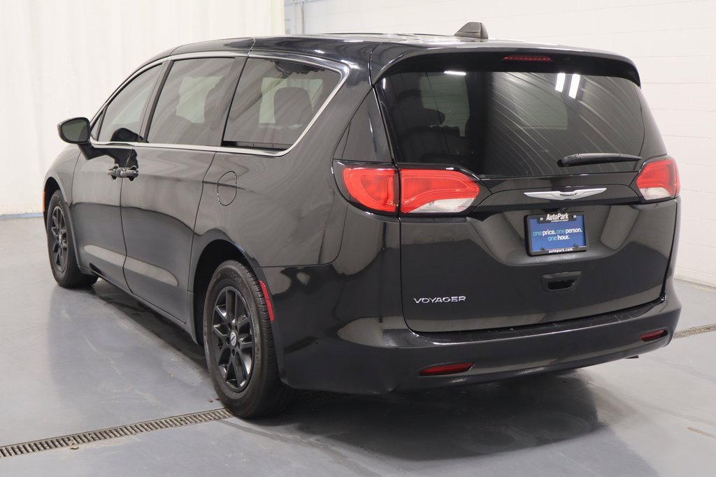 Used 2023 Chrysler Voyager LX image 4